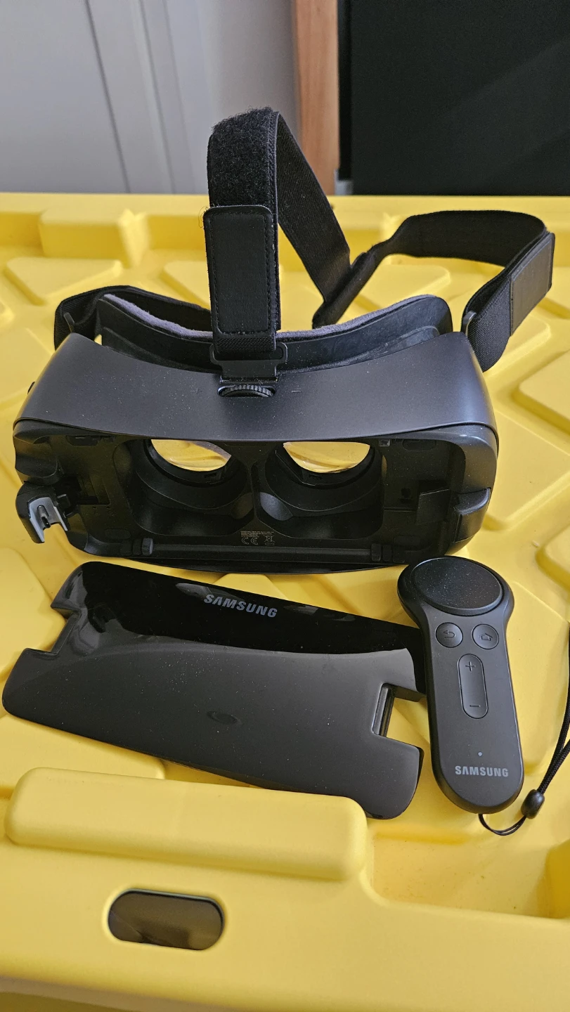 Samsung Gear VR Headset with Controller - photo 2