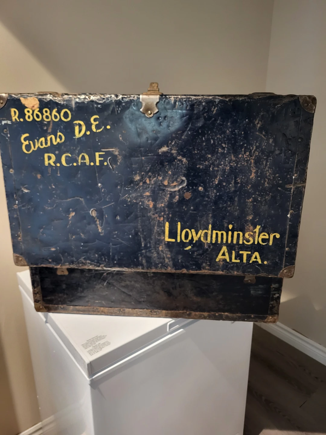 Vintage RCAF WW2 Suit Case with Medals - photo 2