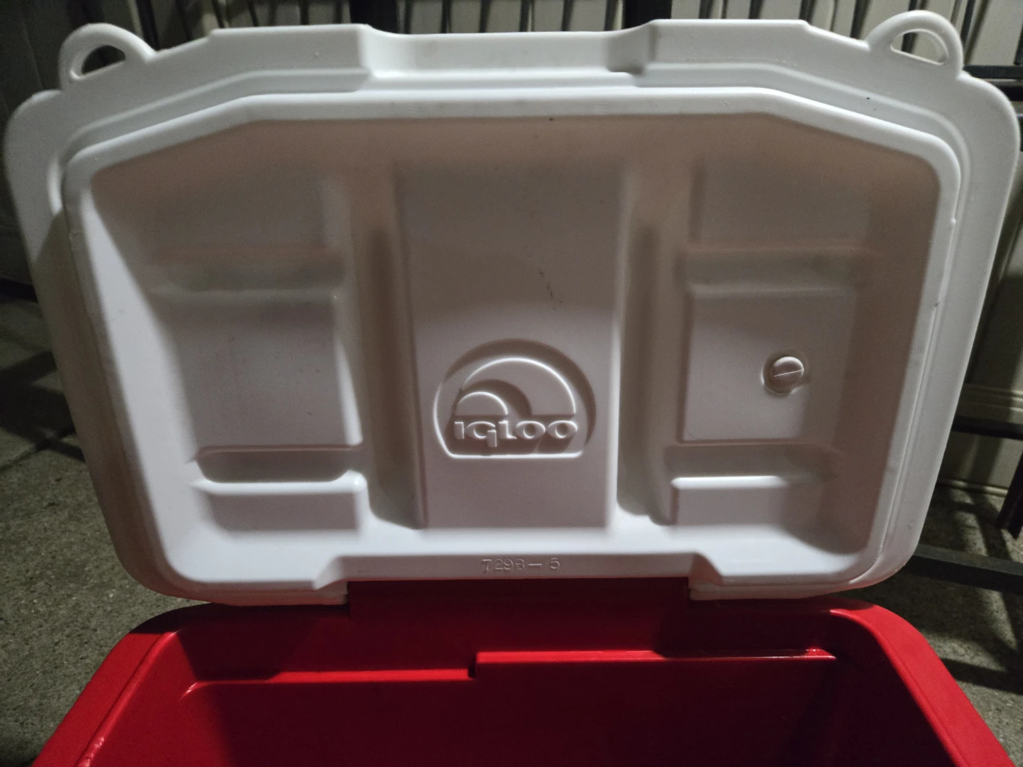 Igloo 28-Qt Roller Cooler with Wheels & Telescoping Handle - photo 3