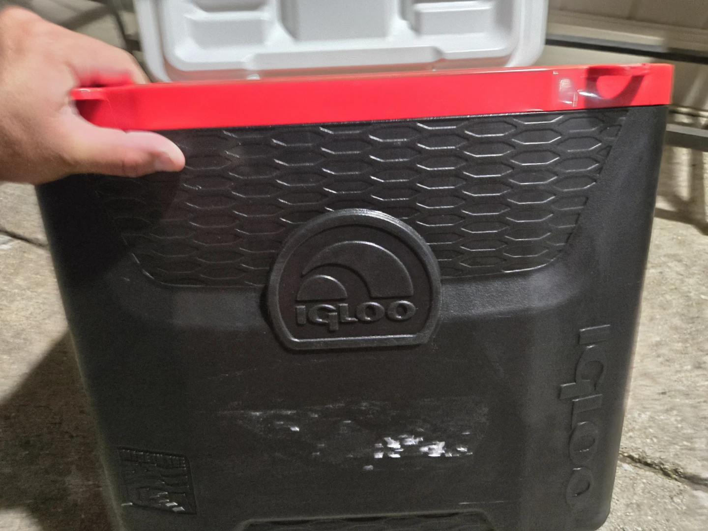 Igloo 28-Qt Roller Cooler with Wheels & Telescoping Handle - photo 4