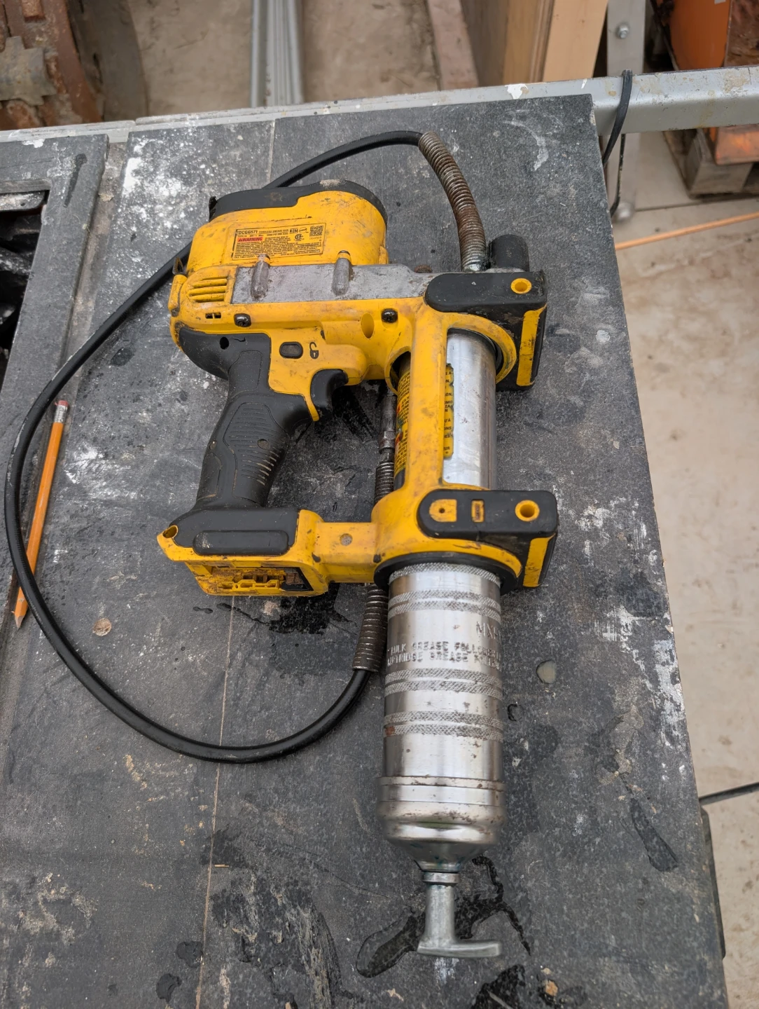 DeWalt 20V MAX Cordless Grease Gun - photo 4