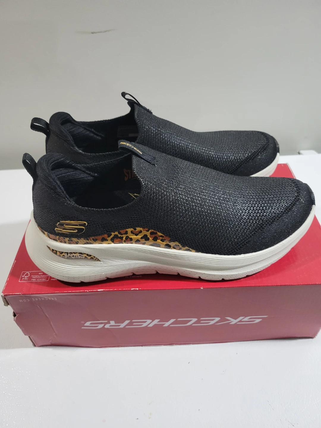 NEW WOMEN'S SKETCHERS ARCHFIT EASY SLIP-ON 8.5