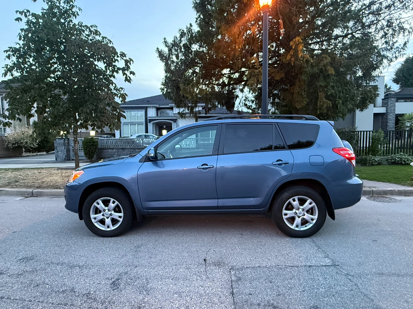 Toyota RAV4 4WD 2.5 L – Super Clean & Very Low Mileage 68k - photo 5