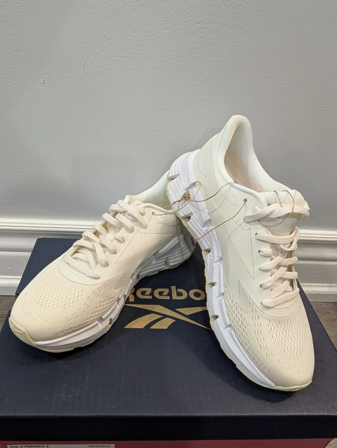 NIB - Women's Reebok Zig Dynamica 6 Chalk White Shoes - Size 7