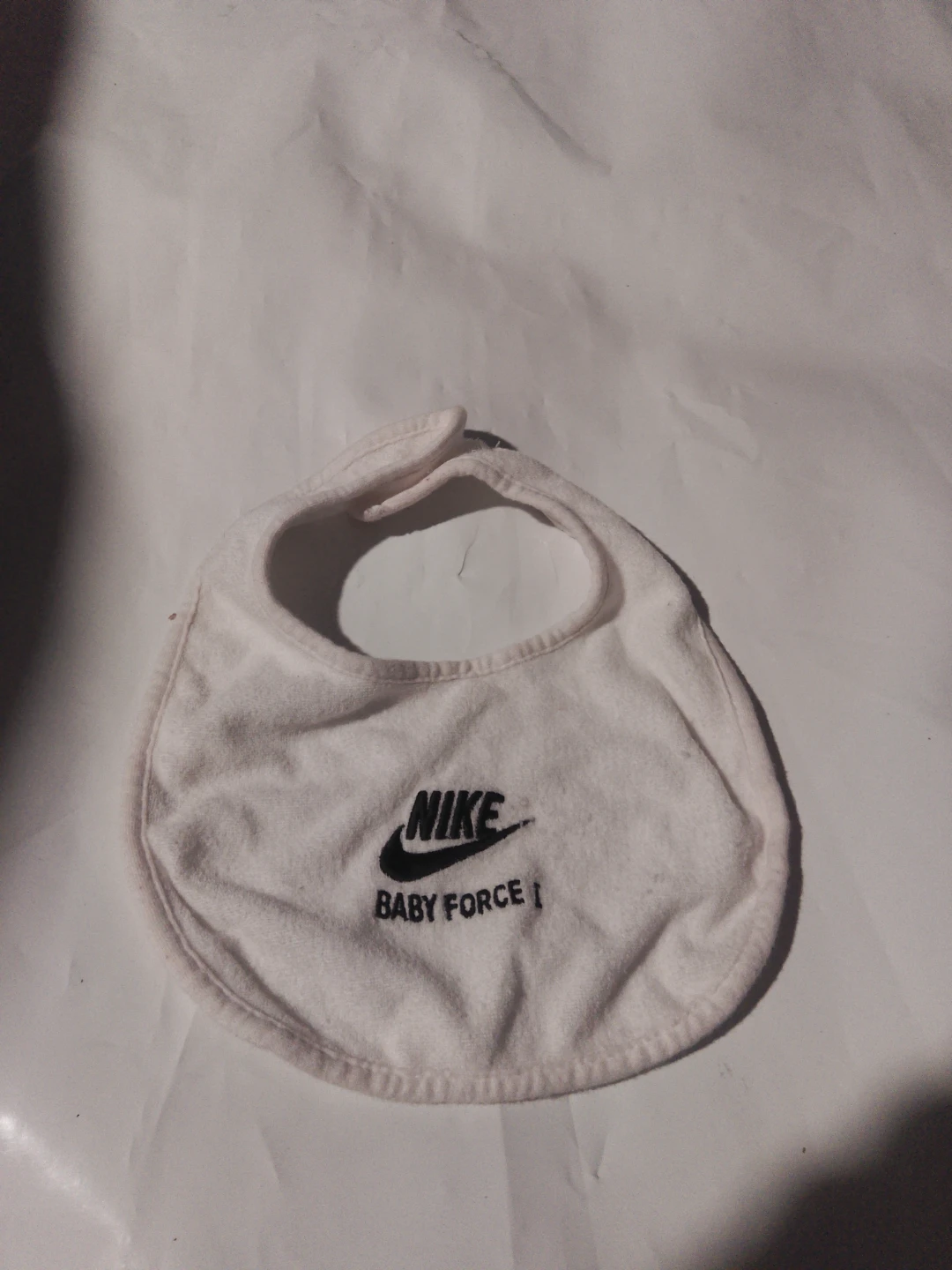 Nike Baby Force Bib. 0/6M size.