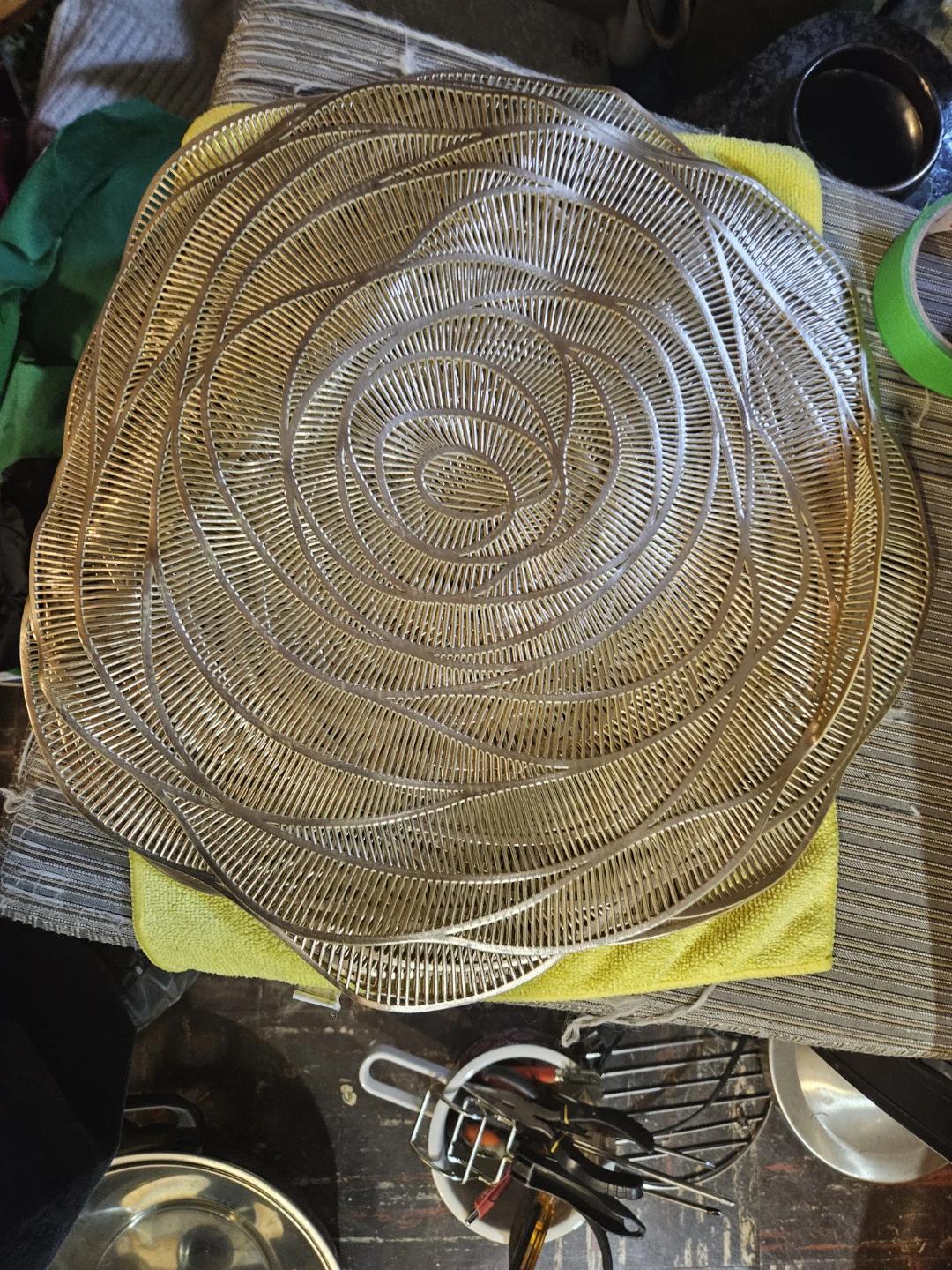 Set of 4 Gold Metal Placemats - photo 2