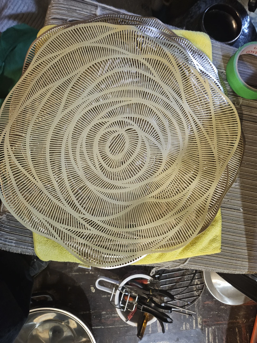 Set of 4 Gold Metal Placemats - photo 3