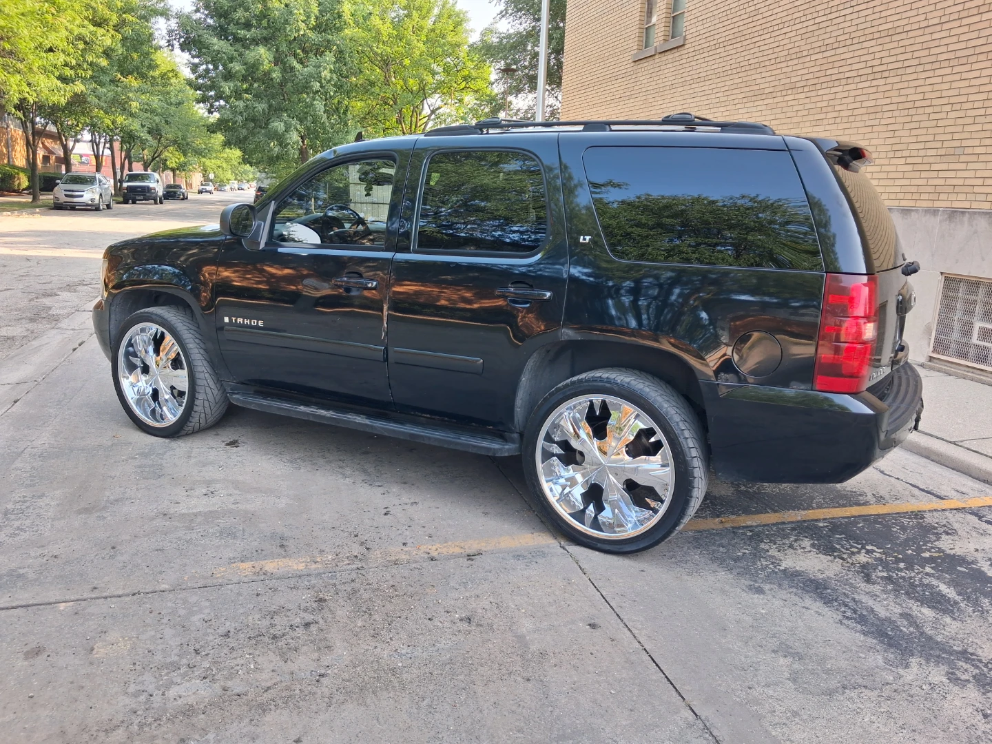 Chevrolet tahoe - photo 2
