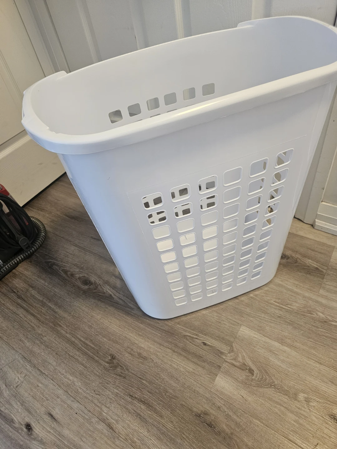 White Plastic Laundry Basket - photo 2