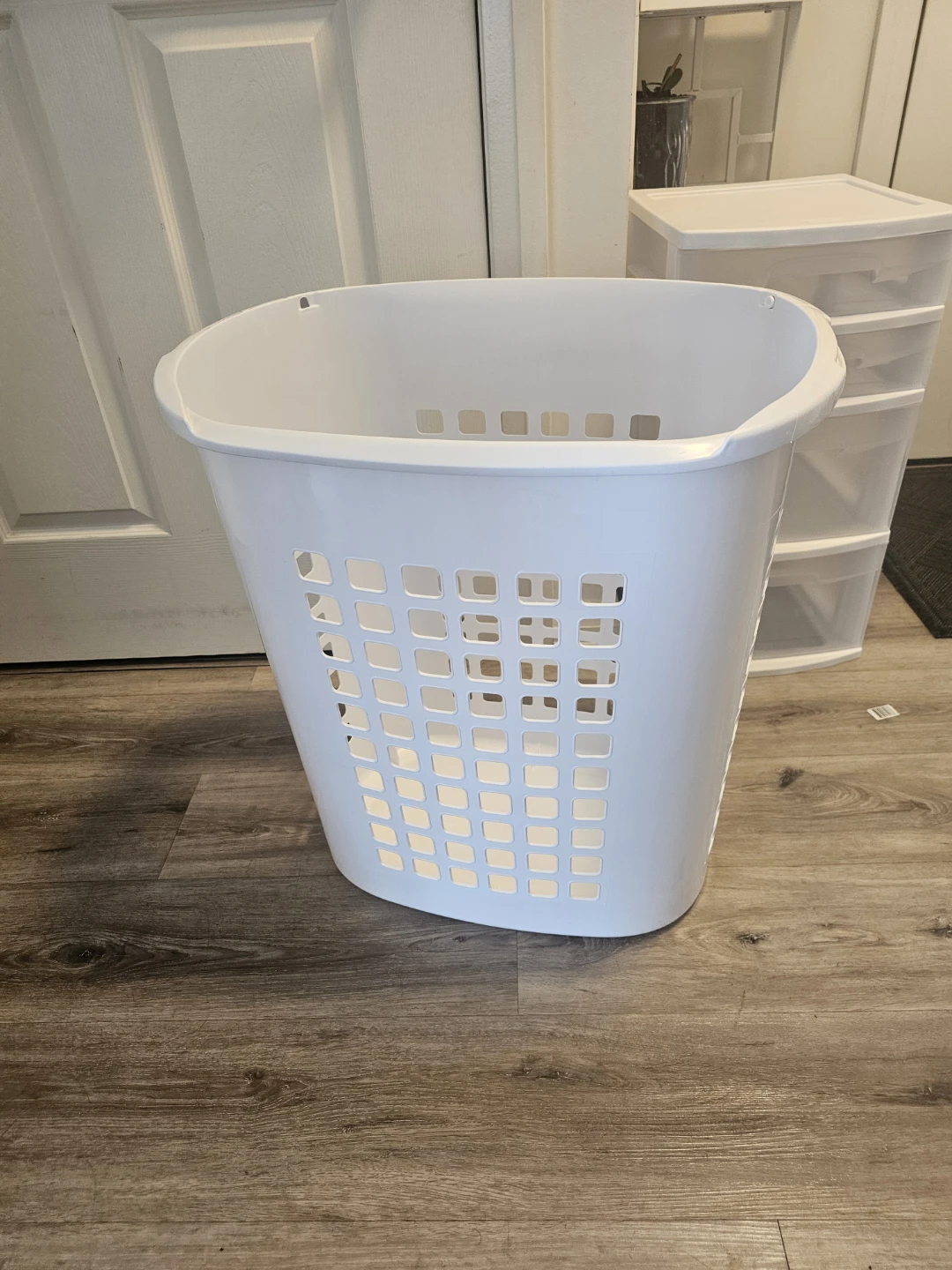 White Plastic Laundry Basket - photo 3