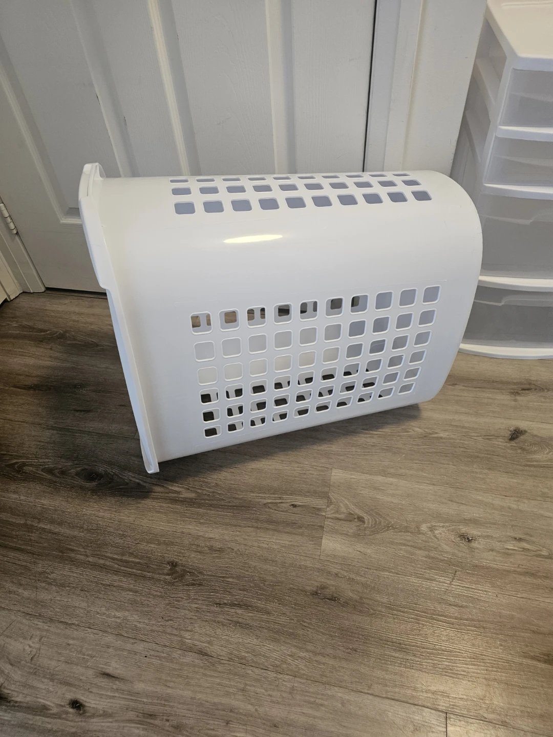 White Plastic Laundry Basket - photo 4