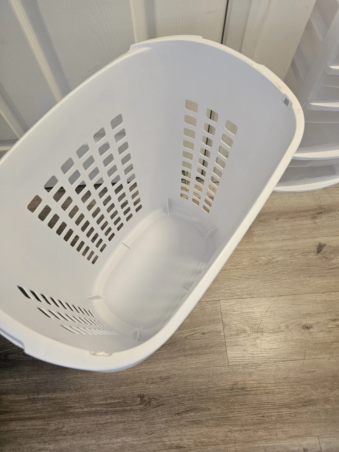White Plastic Laundry Basket - photo 5