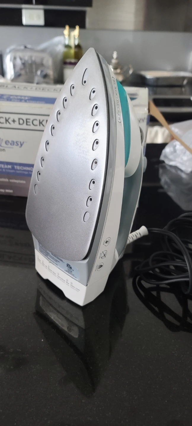 BLACK+DECKER Light 'n Easy Steam Iron - photo 3