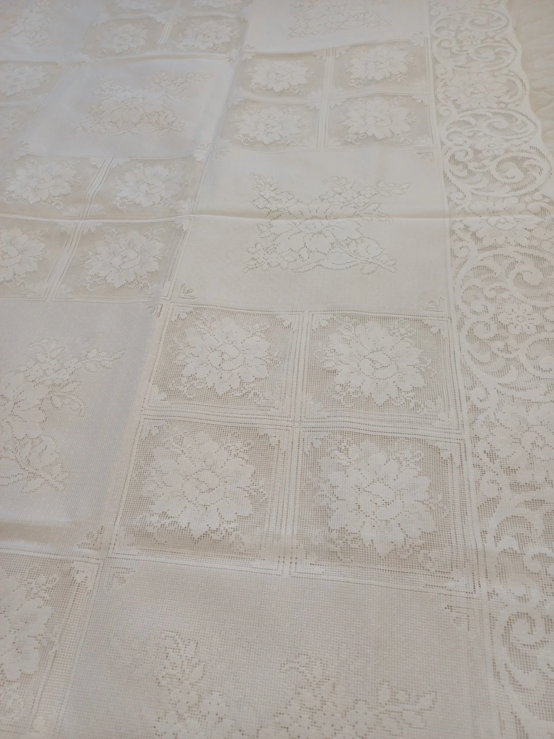 White Lace Tablecloth - photo 2