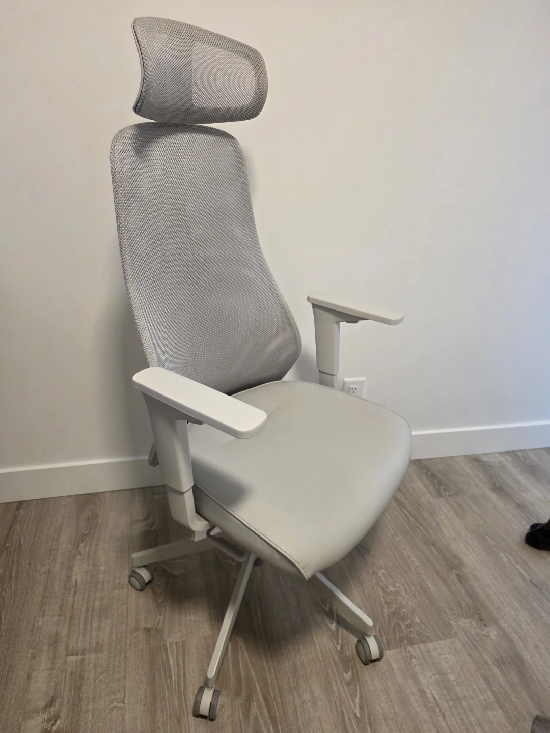 Ergonomic Office Chair - Grey Mesh with Headrest