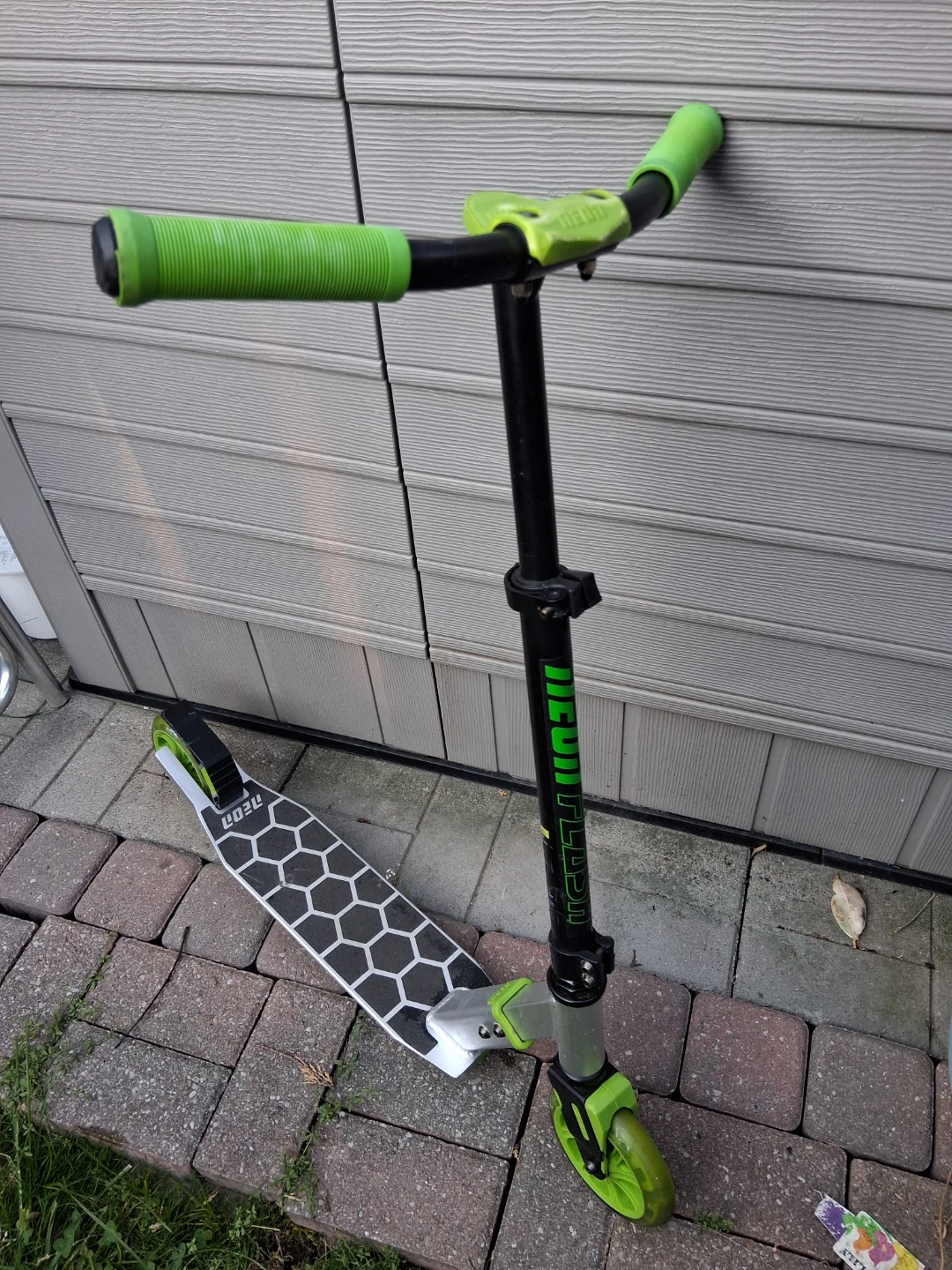 NEON FLASH Scooter in good condition - photo 3