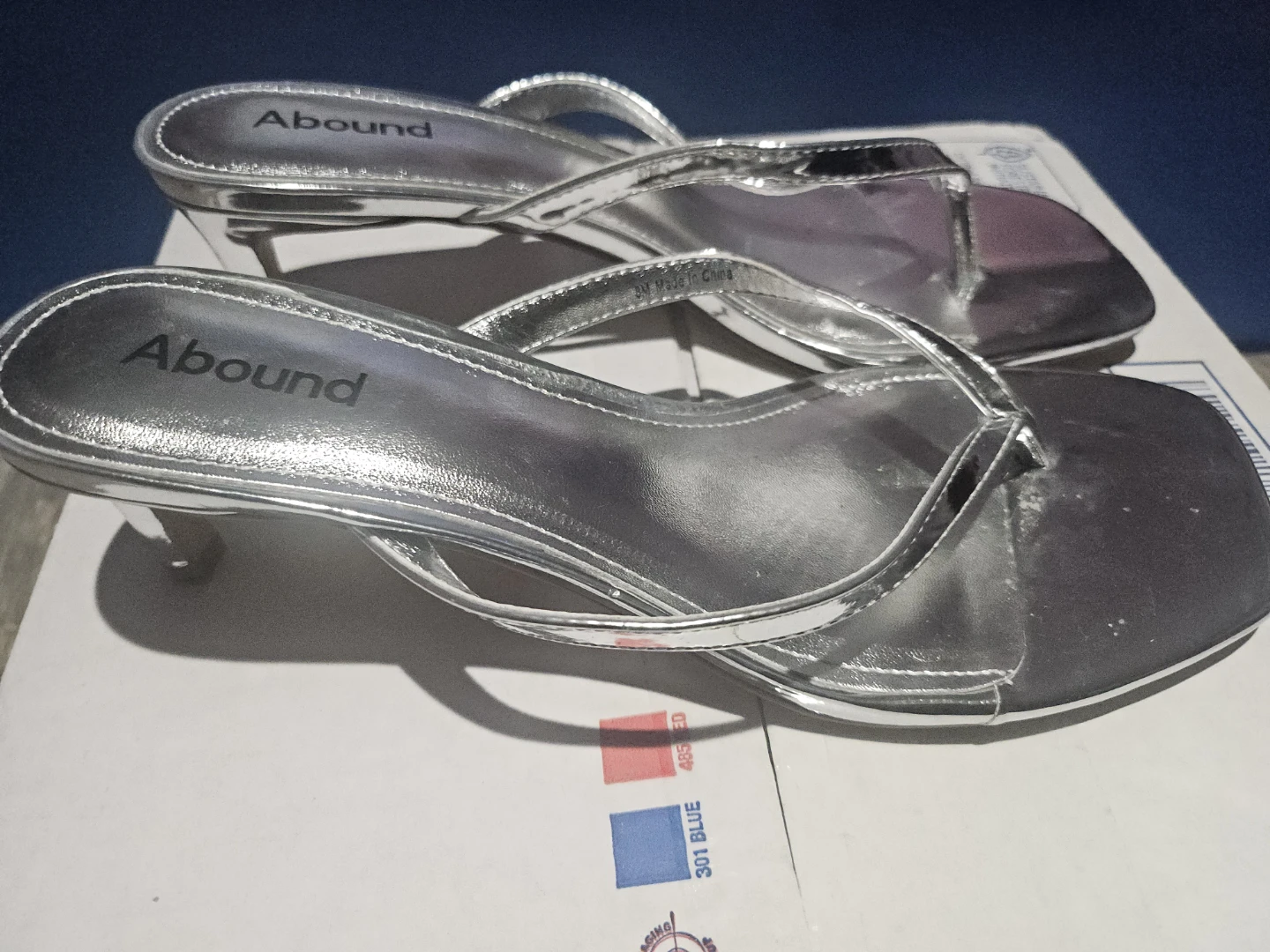 Abound Silver Heeled Thong Sandals Size 8.5
