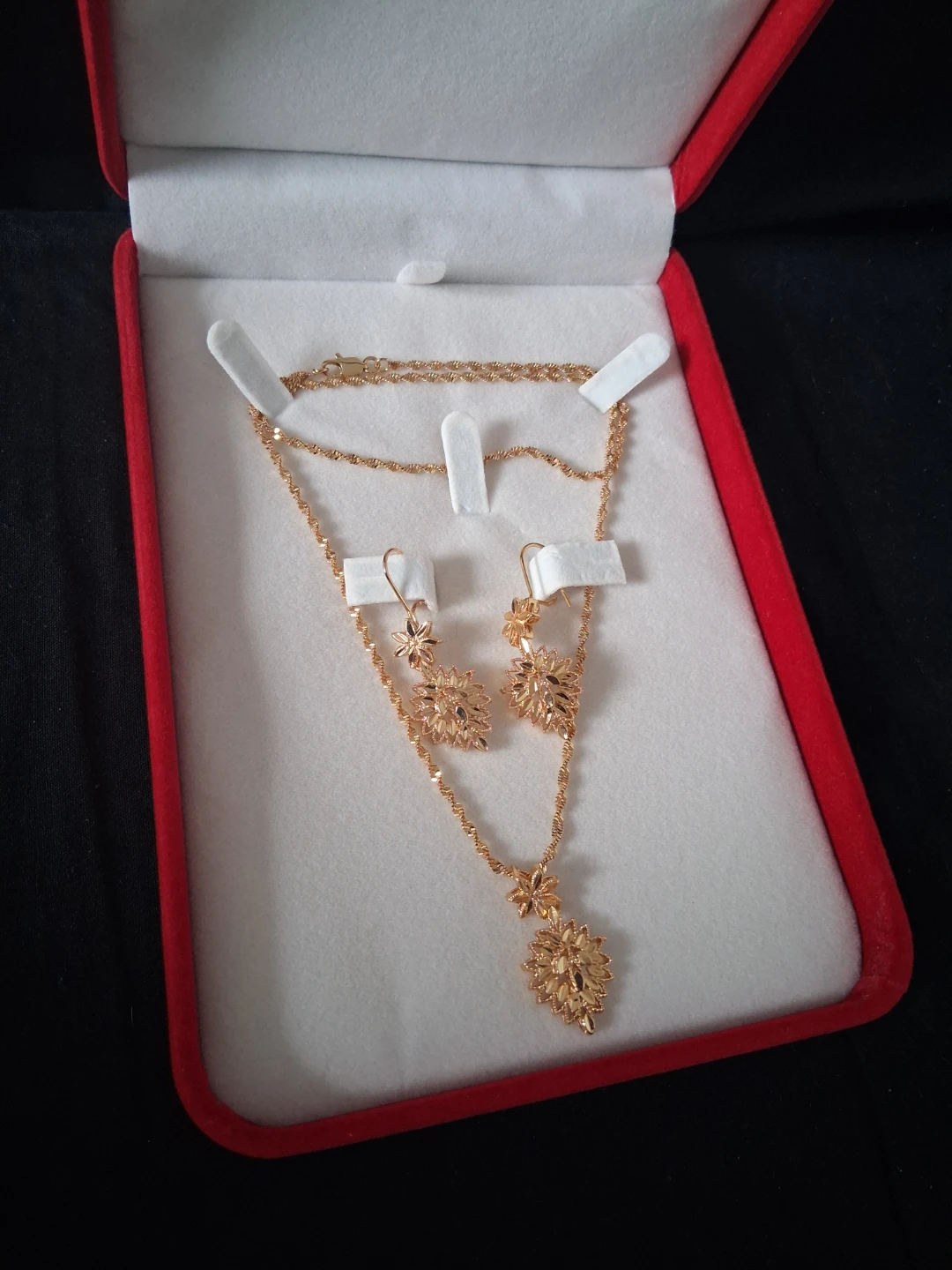 Gold-tone necklace and earrings set - photo 3