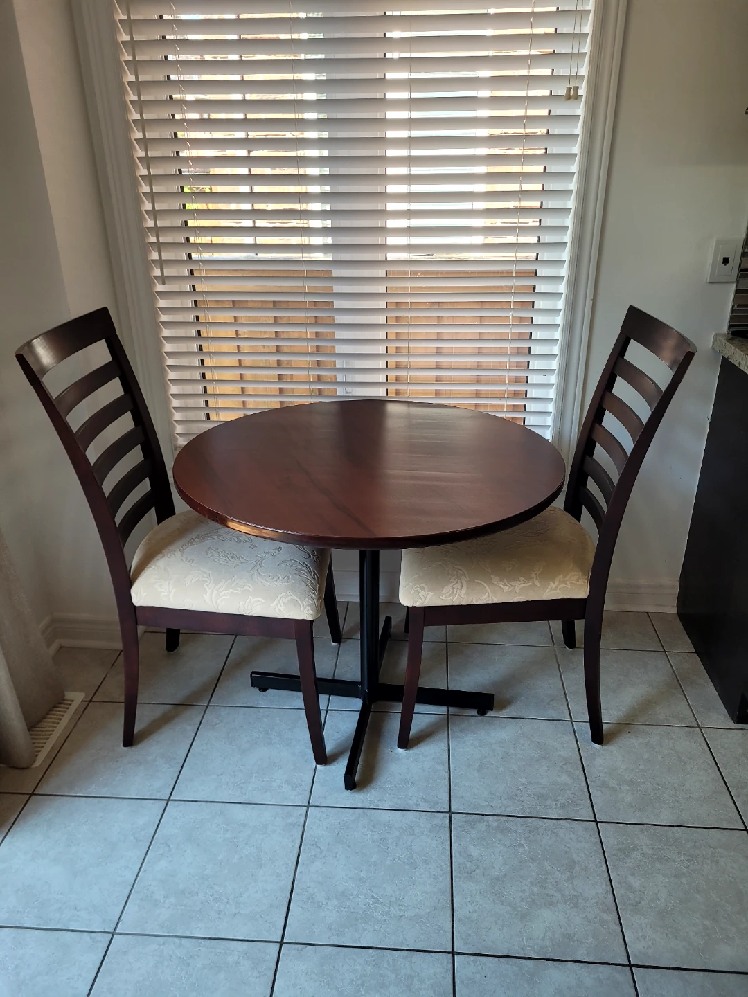 Small table and chairs - photo 2