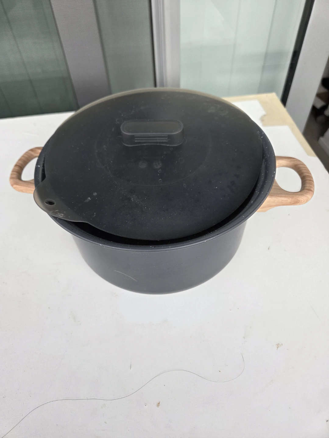 Black Pot with Wooden Handles and Lid - photo 2