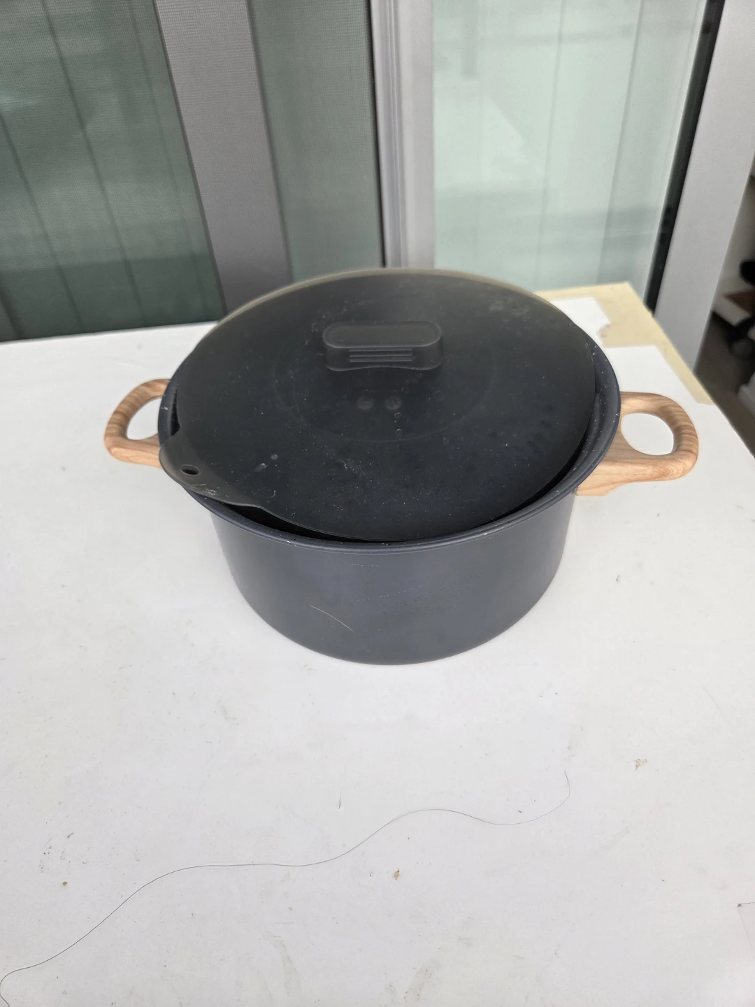 Black Pot with Wooden Handles and Lid - photo 3