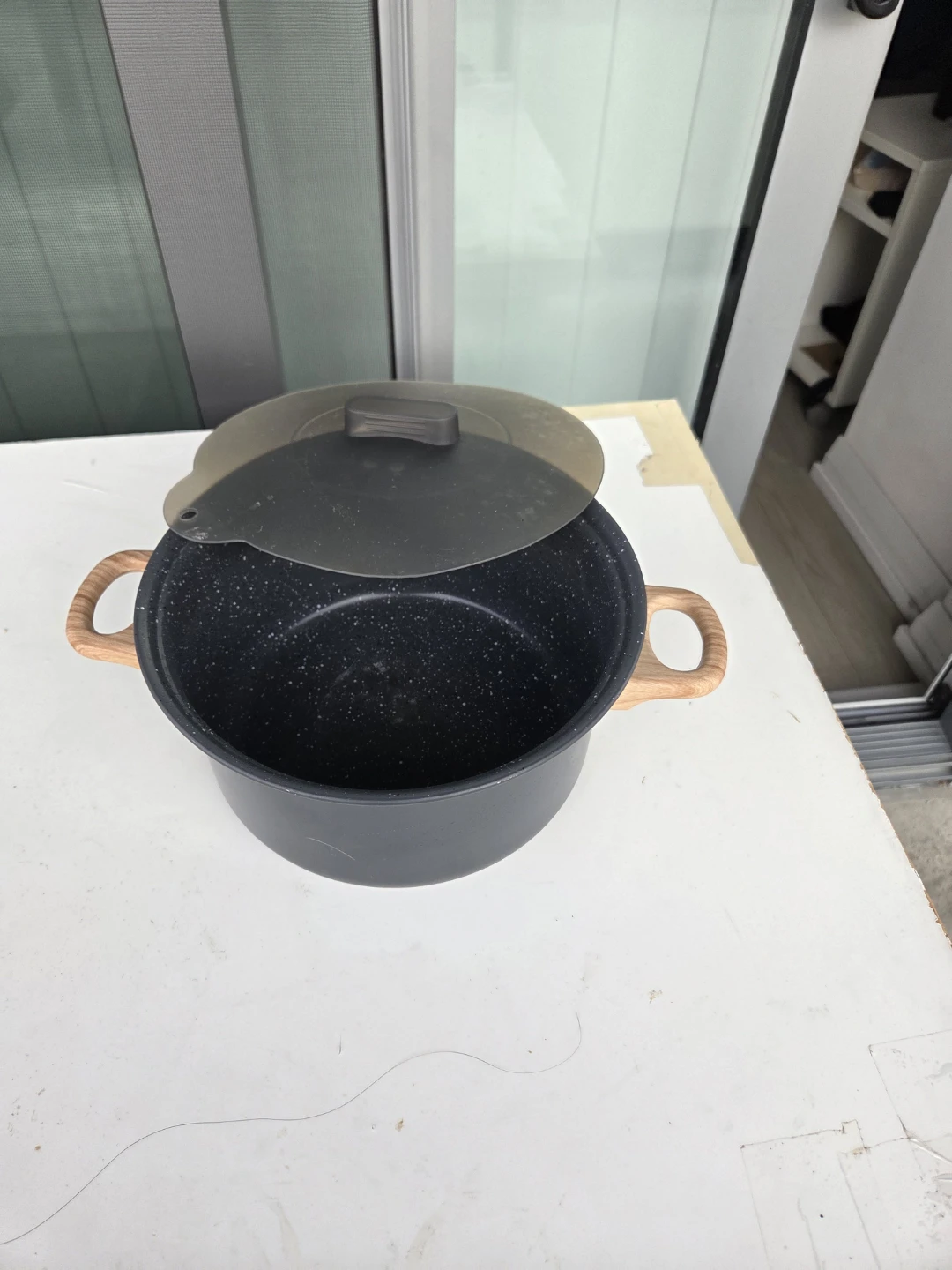 Black Pot with Wooden Handles and Lid - photo 4