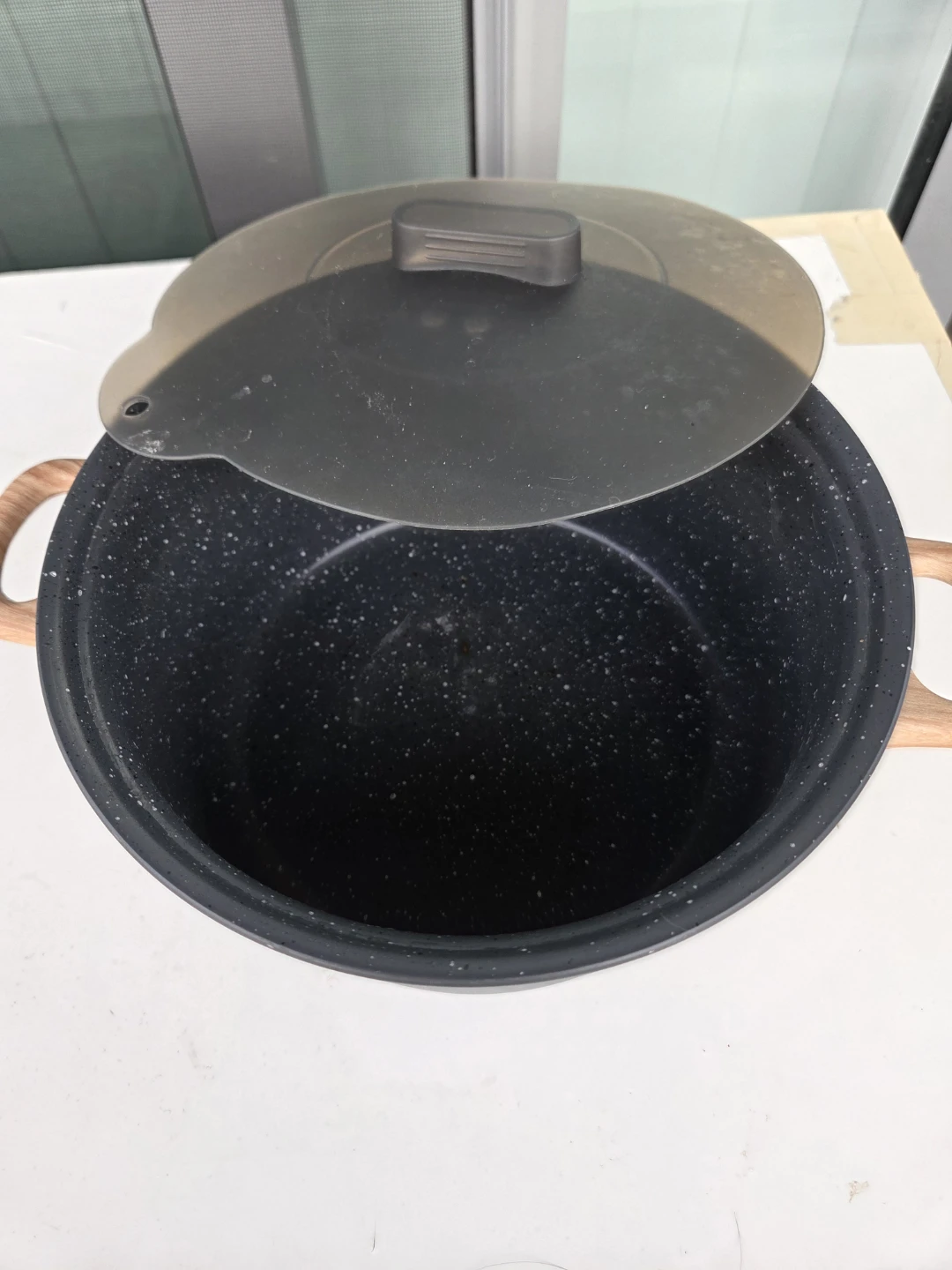 Black Pot with Wooden Handles and Lid - photo 5