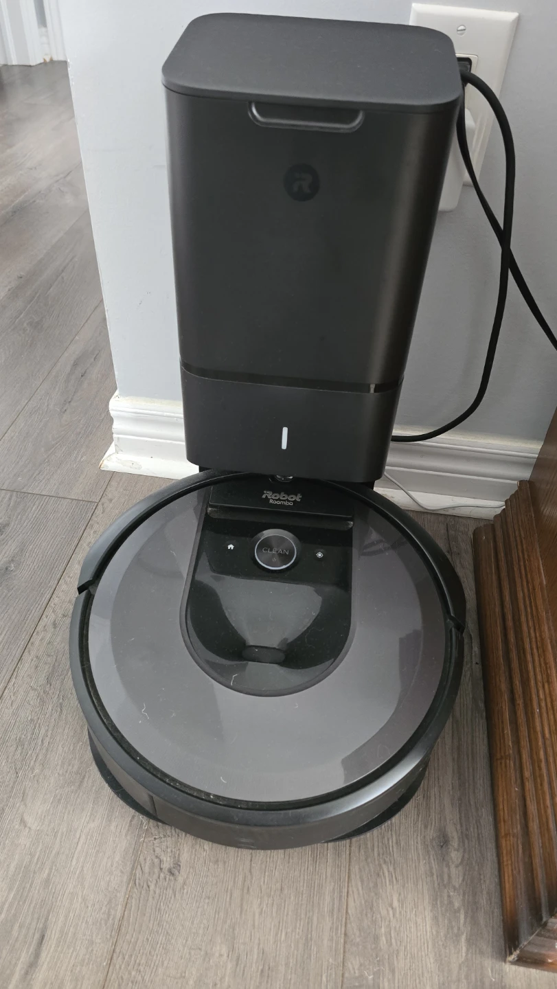 iRobot Roomba Robot Vacuum with Clean Base