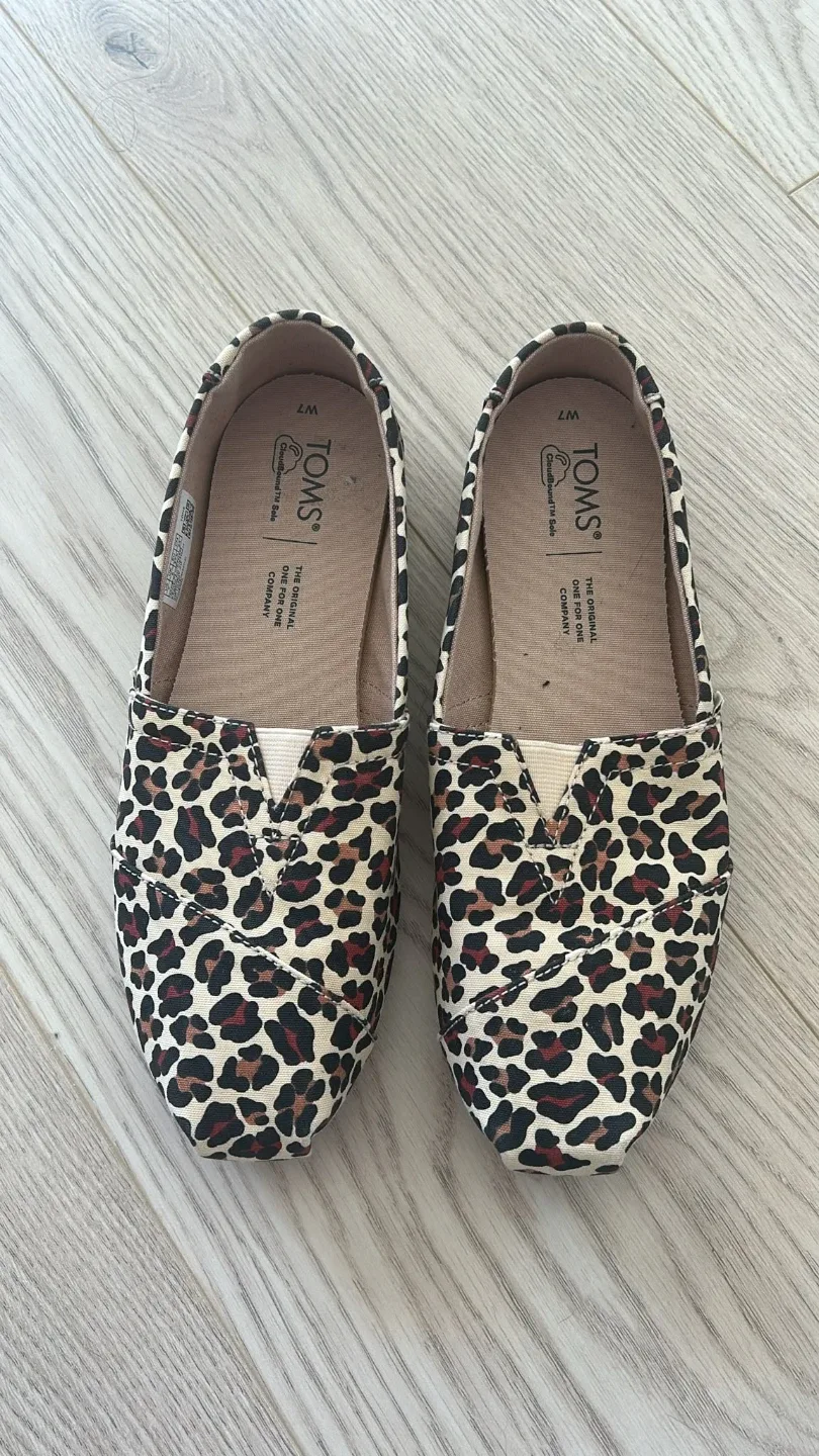 TOMS Leopard Print Flat Shoes