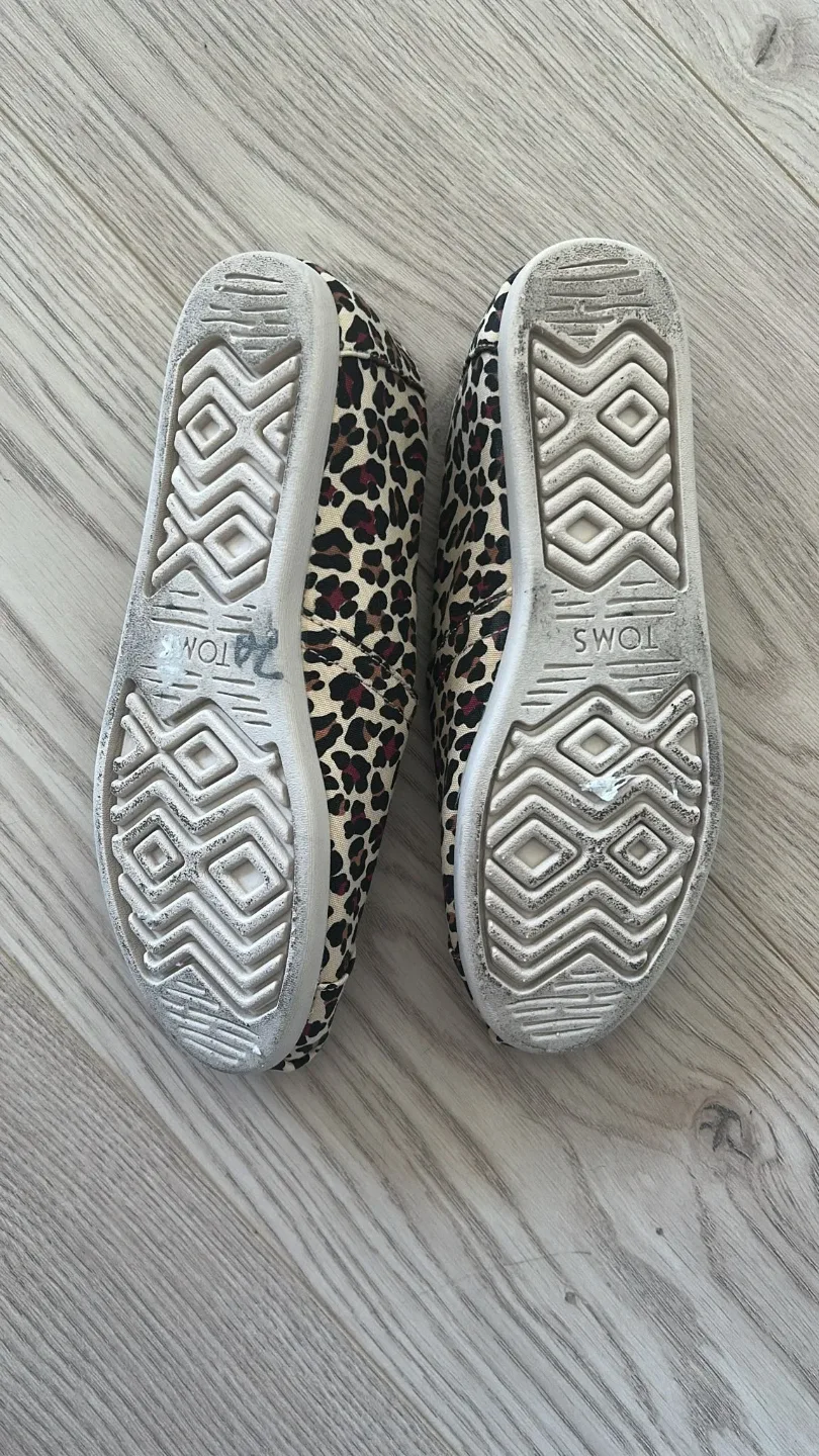 TOMS Leopard Print Flat Shoes - photo 3