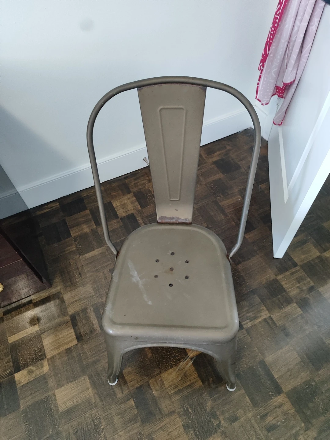 Metal chairs - set of four - photo 2
