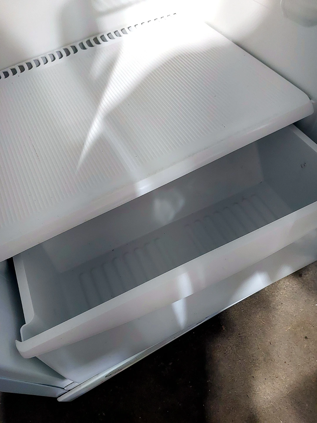 Frigidaire Refrigerator-Freezer - Great Condition! - photo 5
