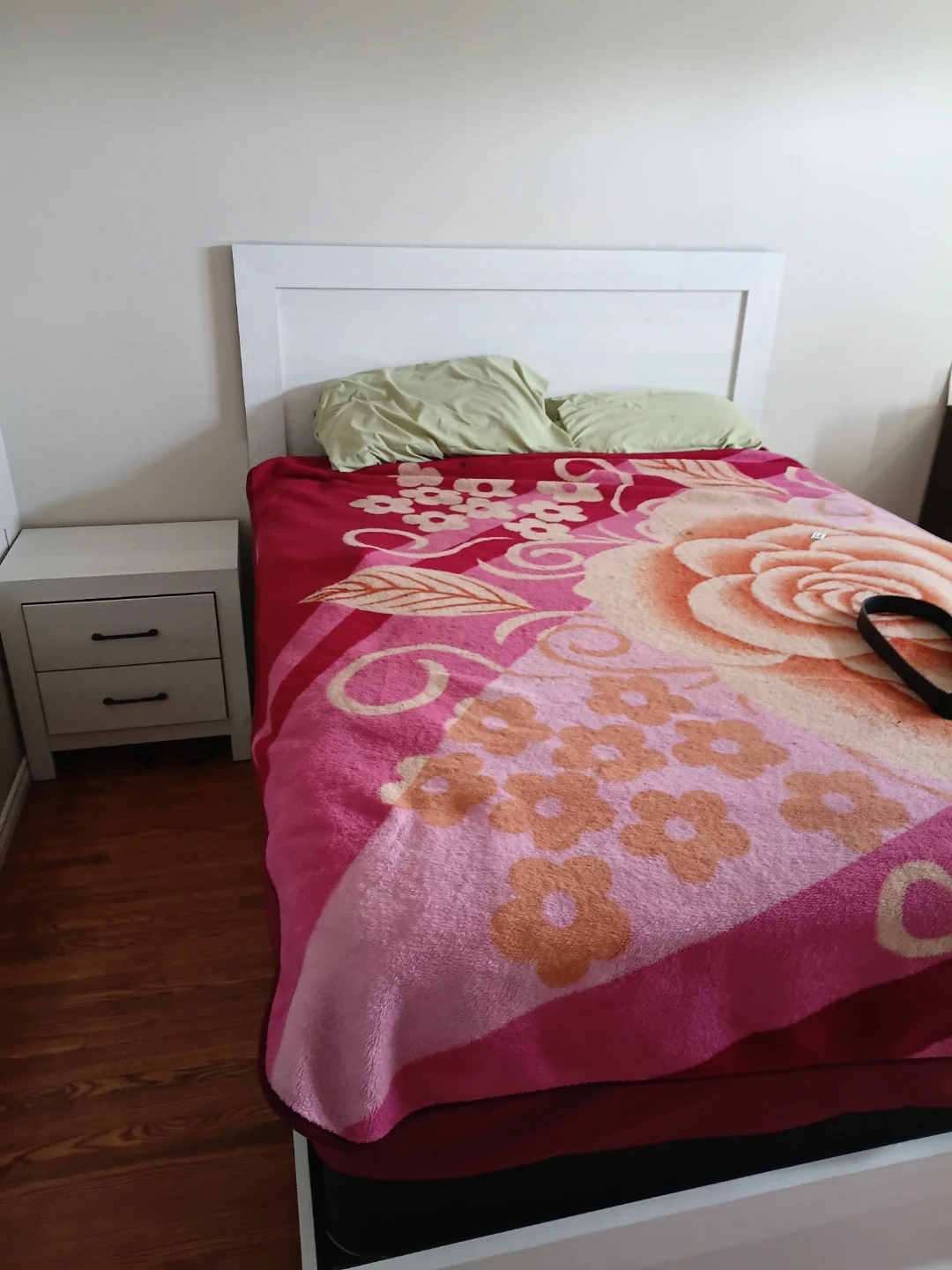 White 6-Drawer Dresser with Mirror and bed set