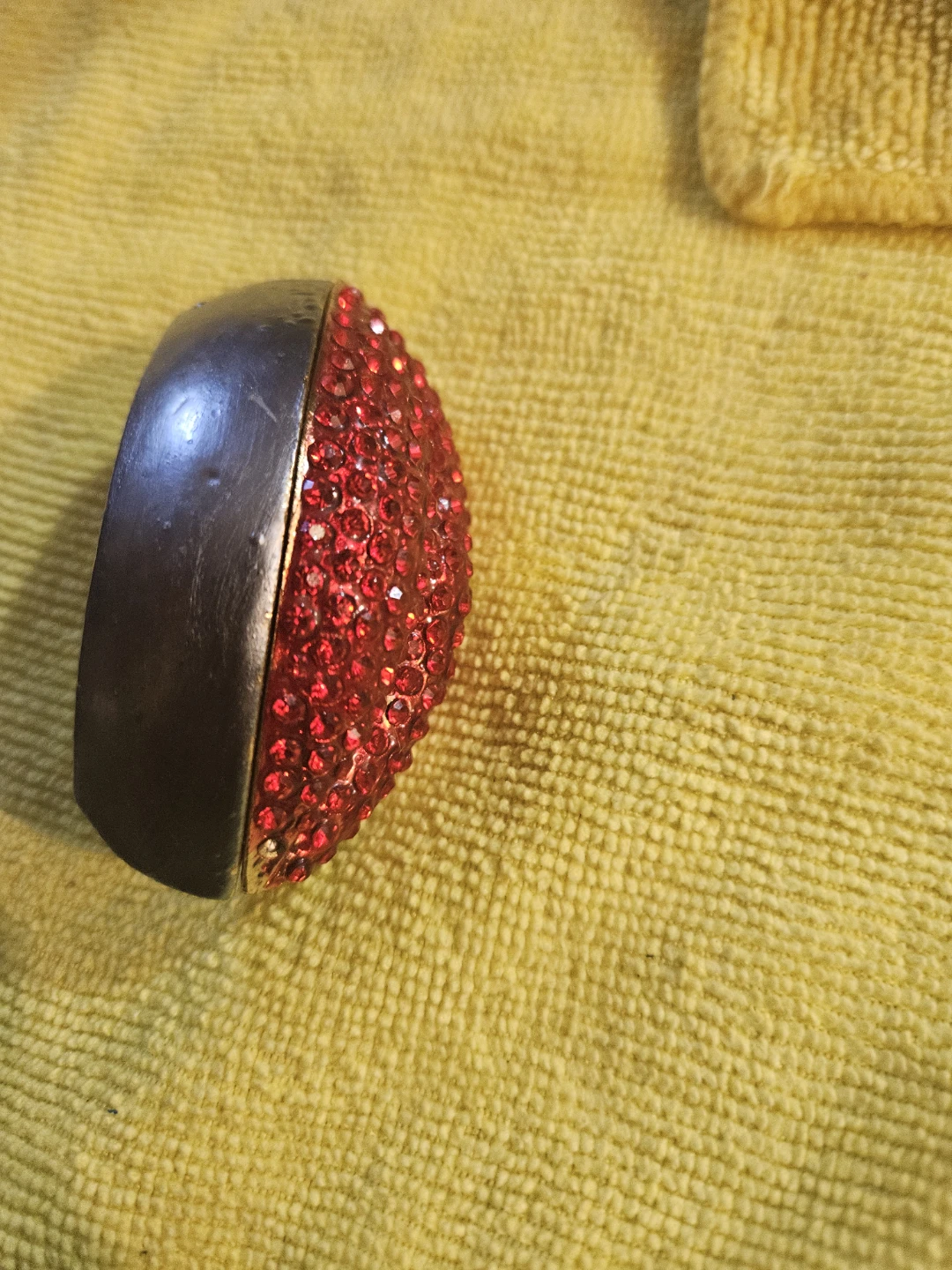 Red Rhinestone Lips Trinket Box - photo 5