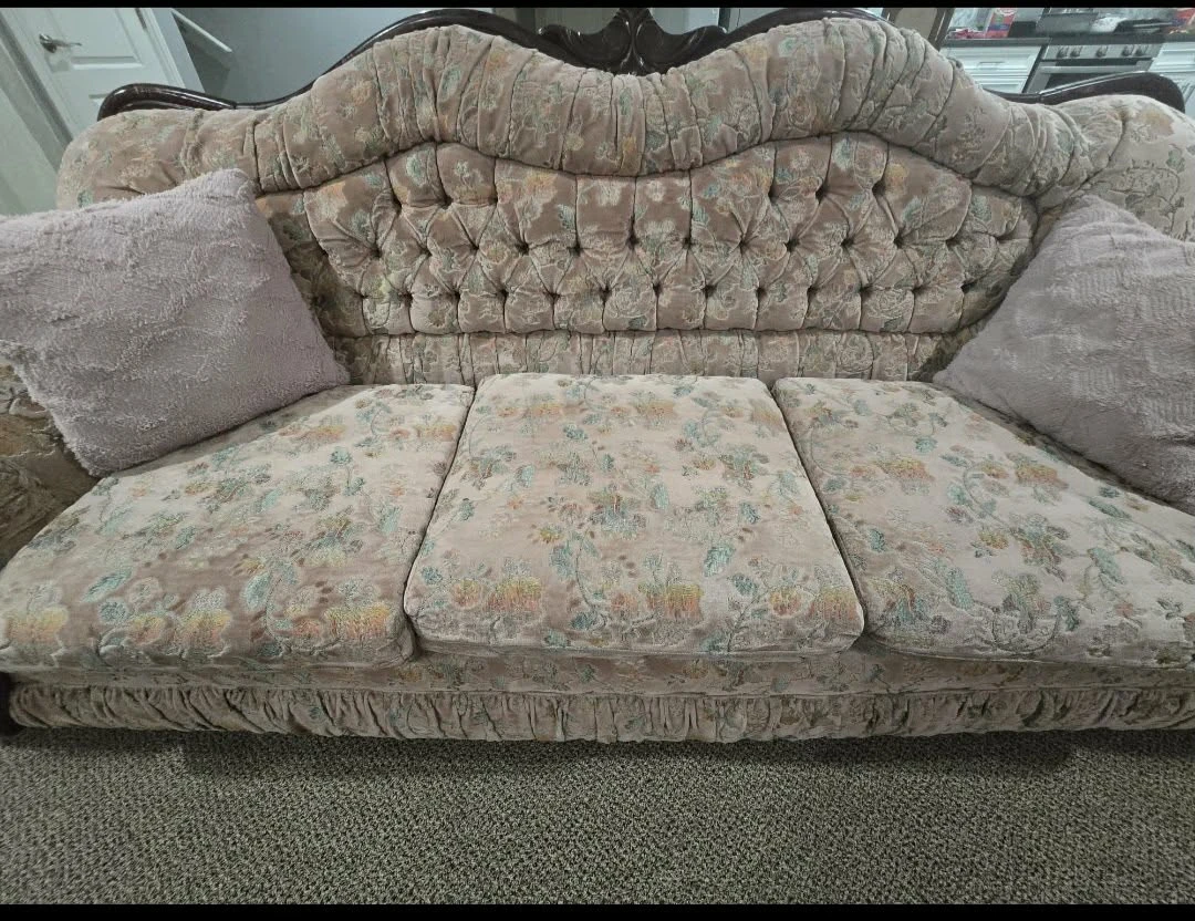 Vintage floral couch with tufted back - photo 2