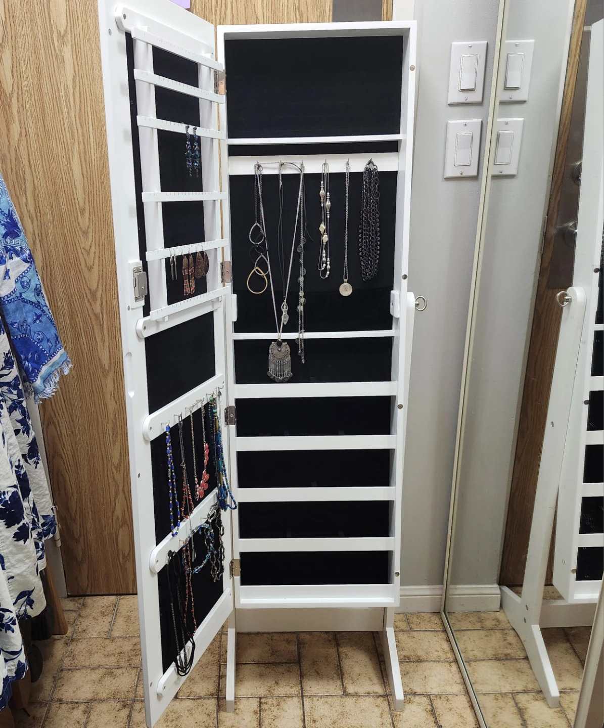 FLOOR MIRRORED JEWELRY CABINET.