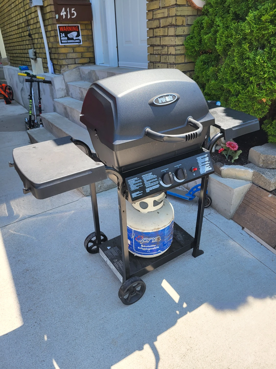 Broil King Gas Grill with Propane Tank