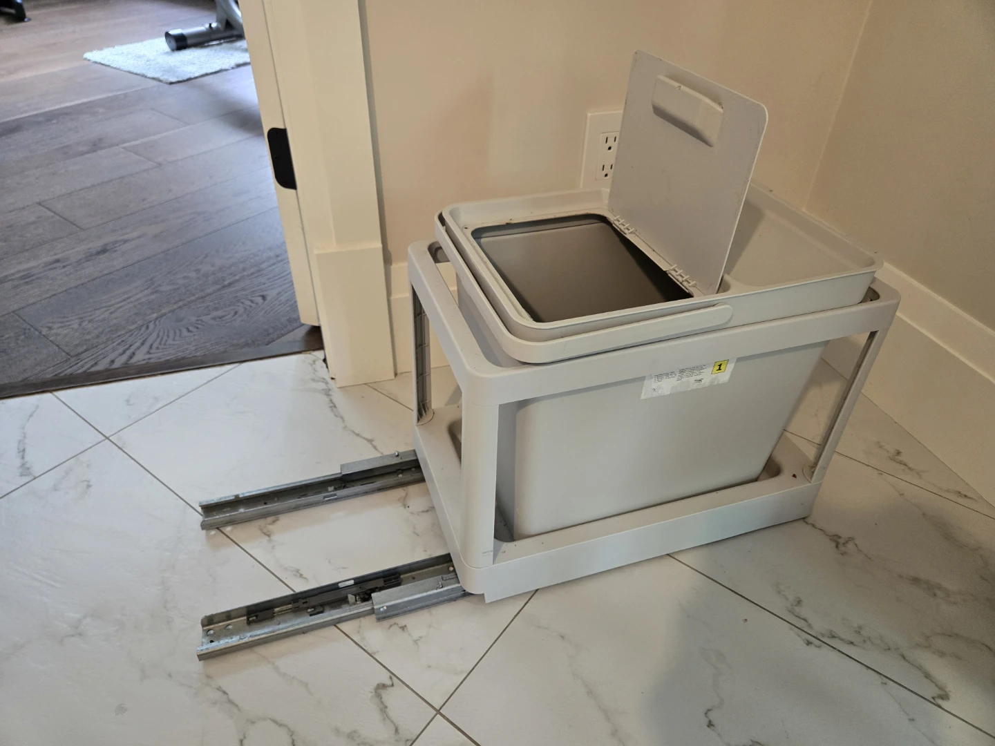 Pull-out Kitchen Trash Can with Lid