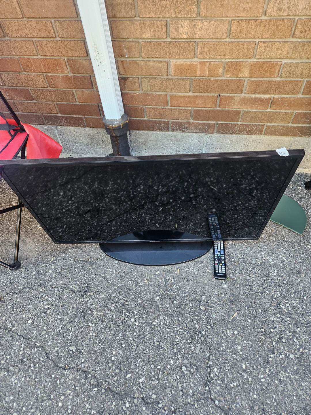 36in tv lightly used comes with remote