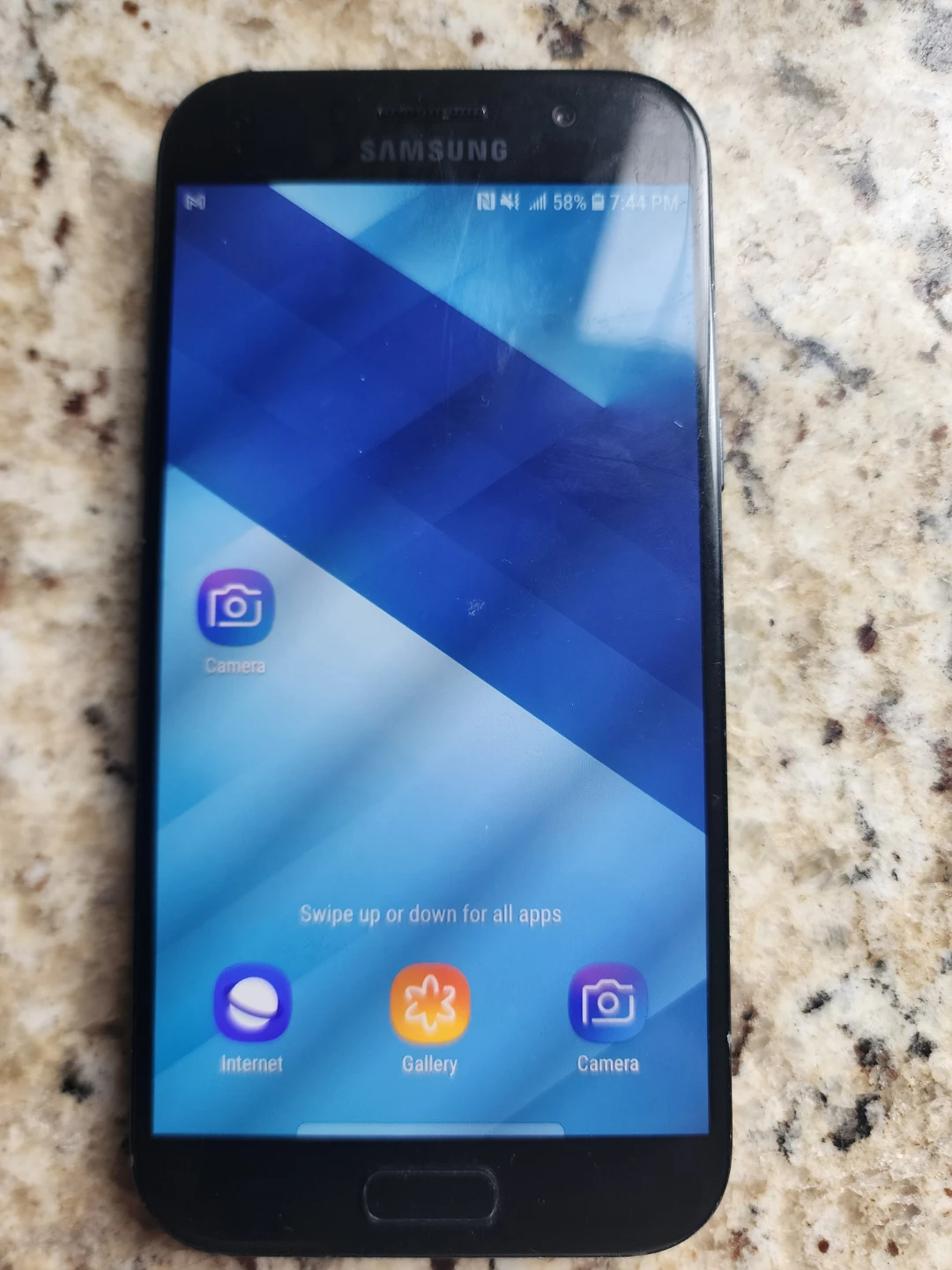 Samsung Galaxy A5 (2017) Smartphone unlocked back.has crack