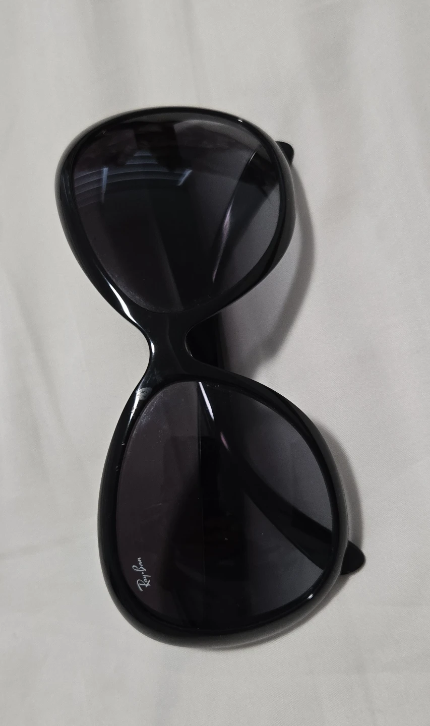 Ray-Ban Women's Black Oval Sunglasses - Excellent condition