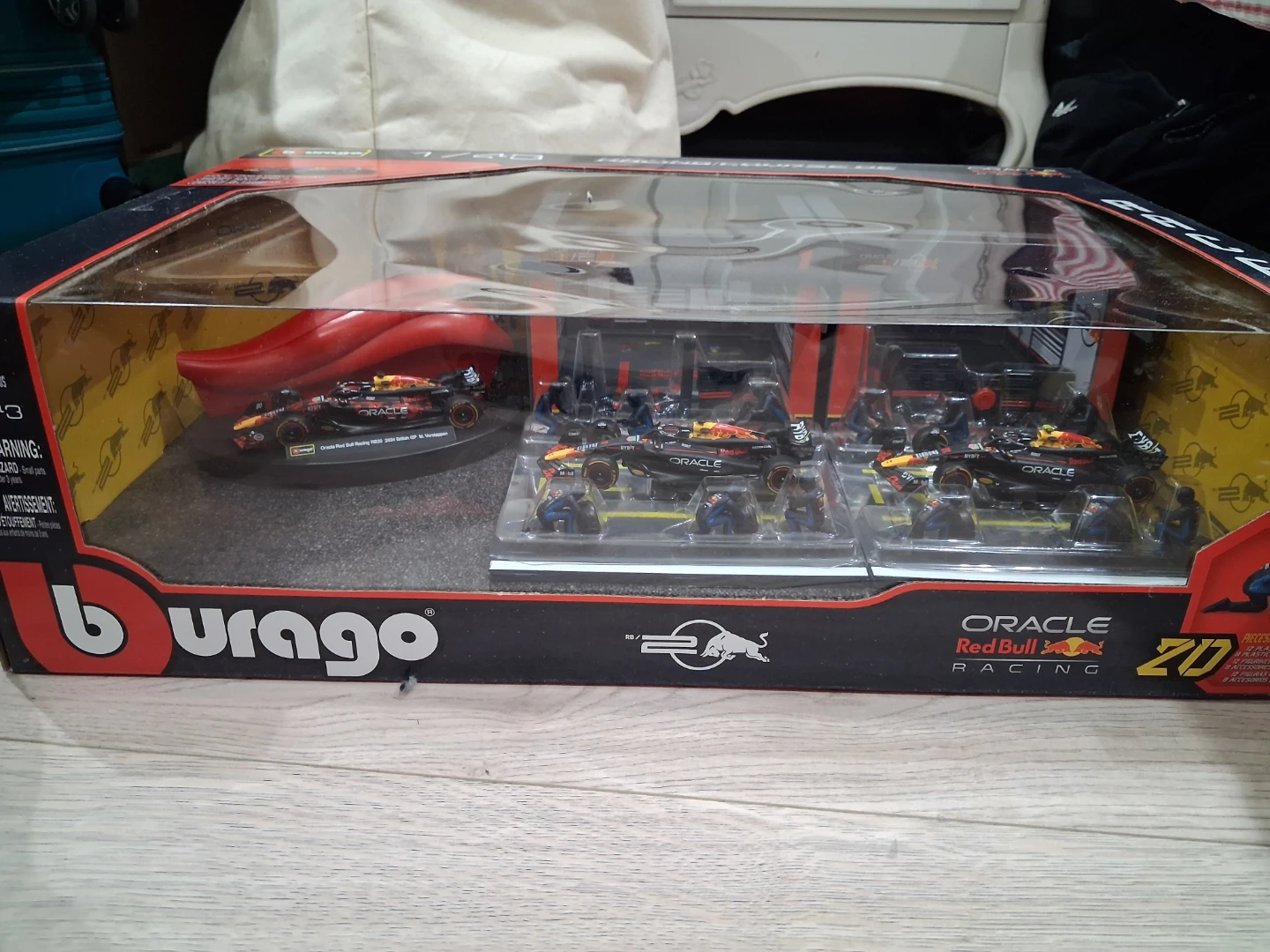 Burago 1/43 Oracle Red Bull Racing F1 Track Set with Cars - photo 4