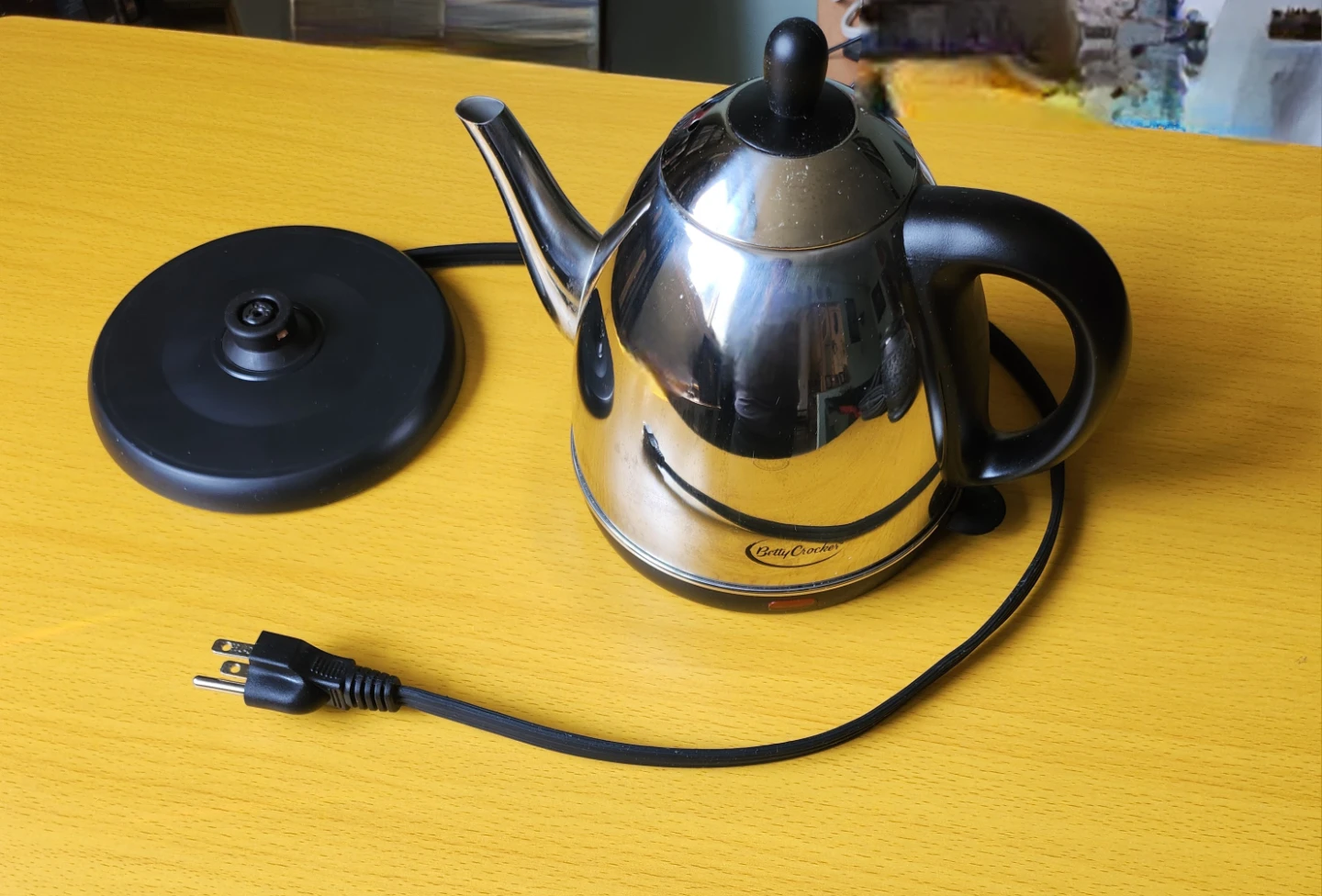 Betty Crocker Cordless Electric Kettle - photo 4