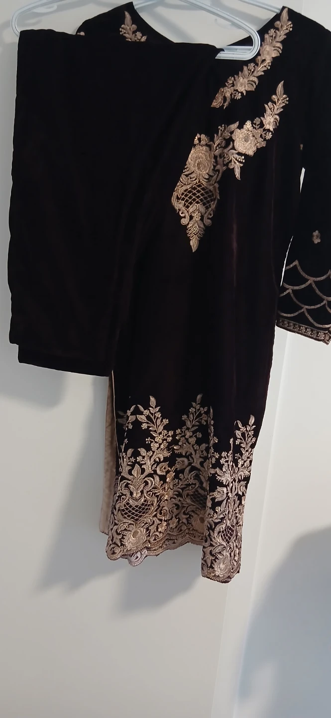 Velvet kurta with gold embroidery matching trousers 2 piece - photo 3