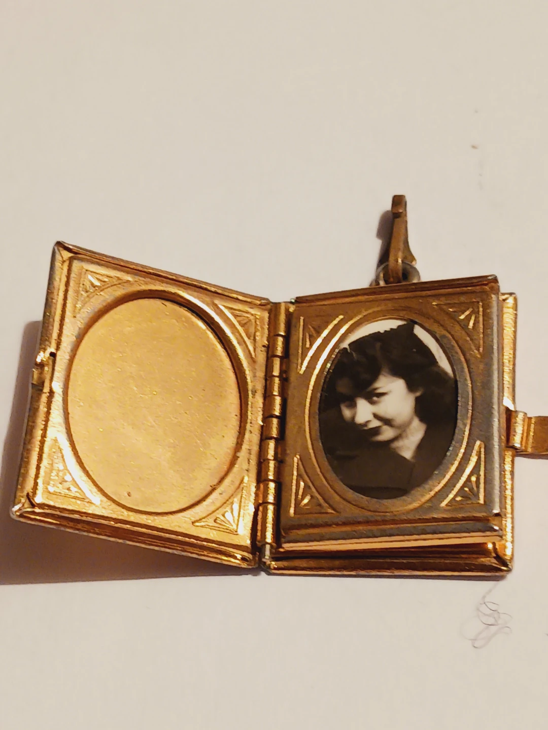 Antique Ornate Gold Tone Photo Locket Pendant - photo 4