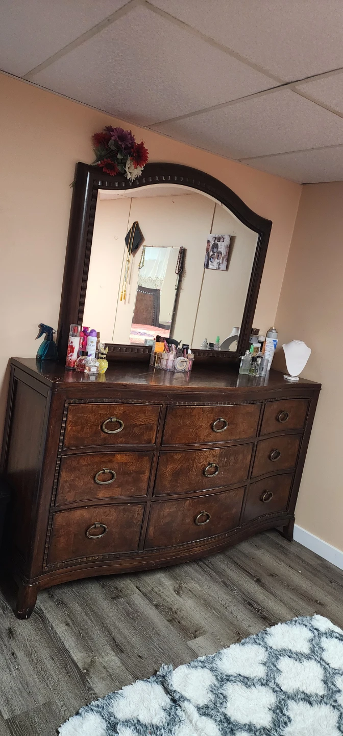 King Bedroom Set – Solid Wood – Excellent Condition