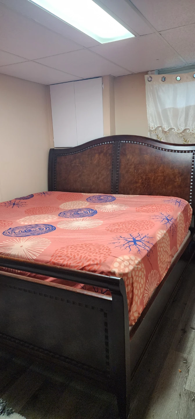 King Bedroom Set – Solid Wood – Excellent Condition - photo 4
