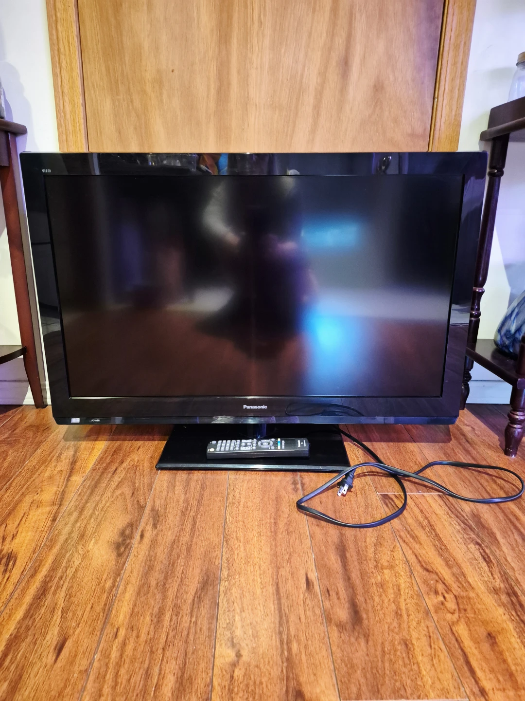 32" Panasonic TV & Remote