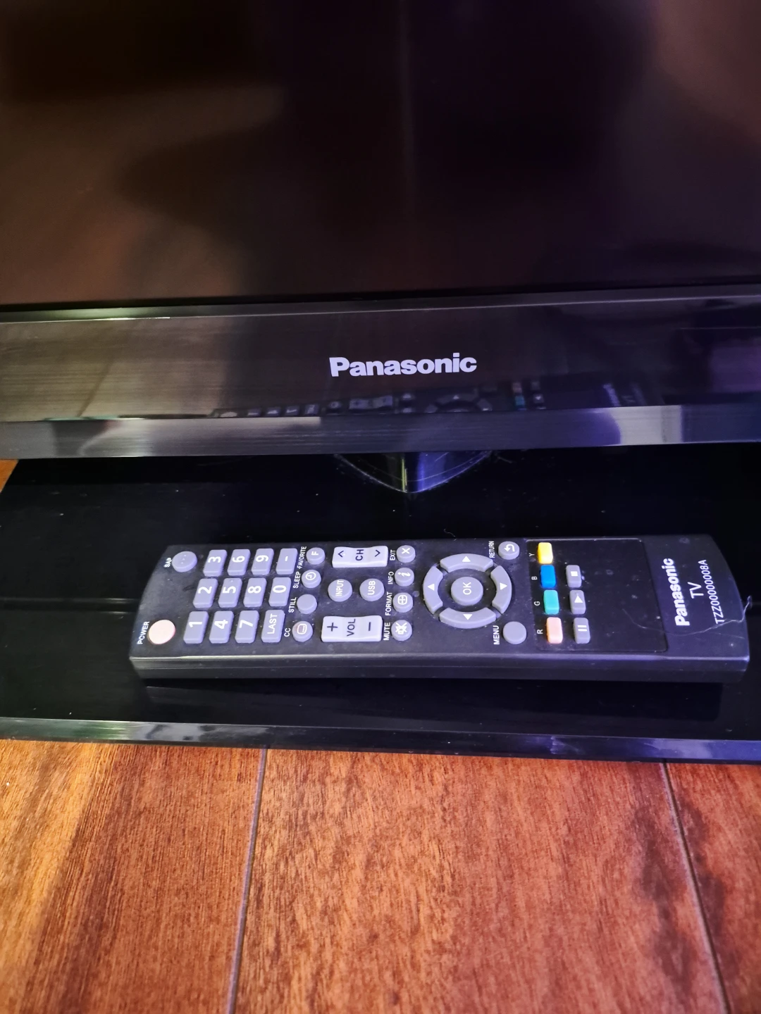 32" Panasonic TV & Remote - photo 2