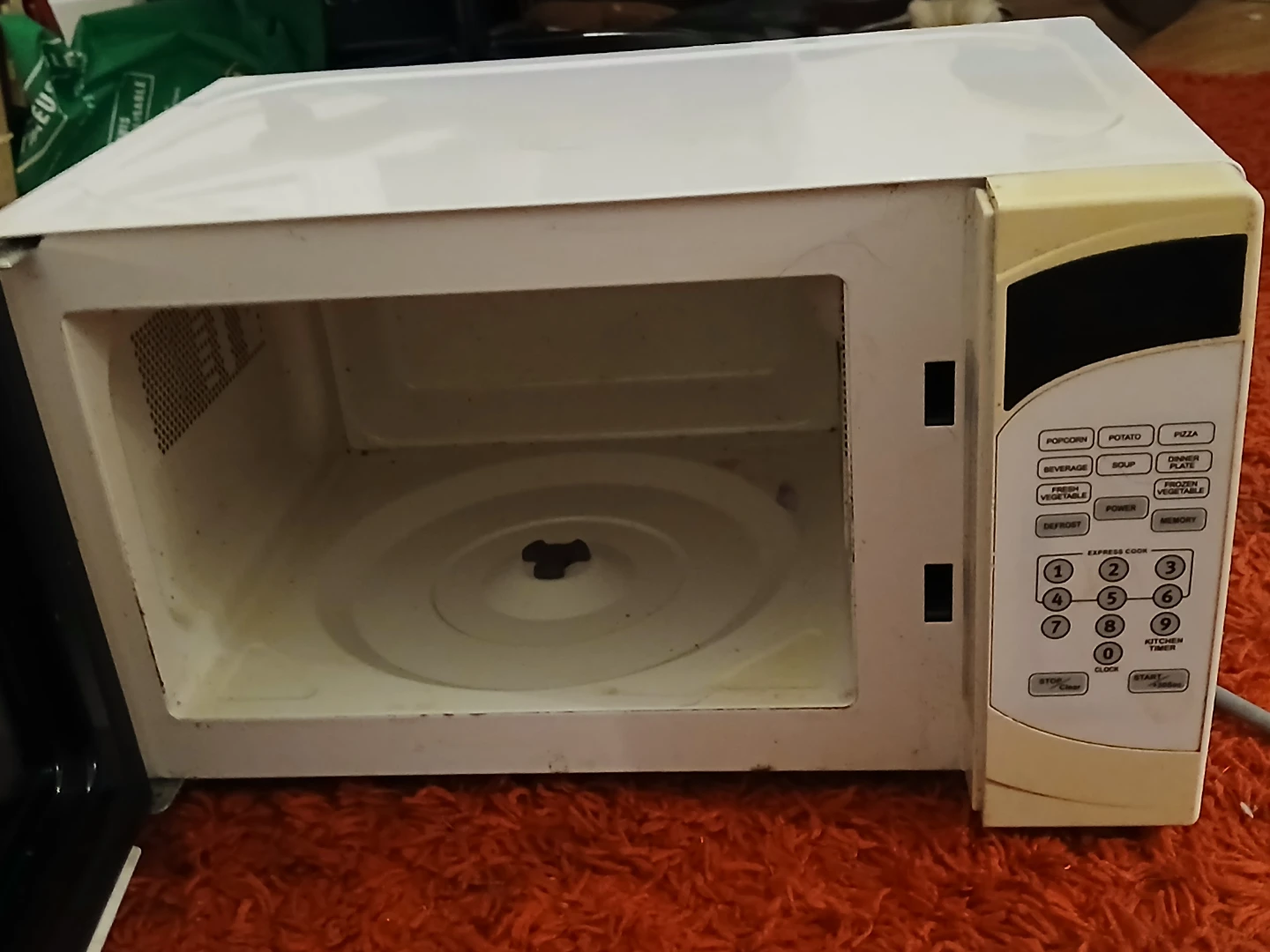 Danby Microwave (Needs New Plate) - photo 4
